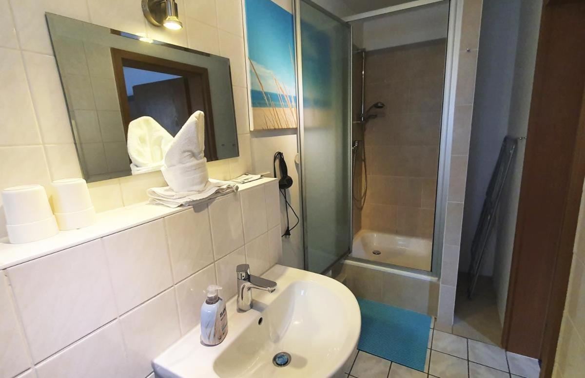 Hanni, Wenige Minuten Zum Apartment